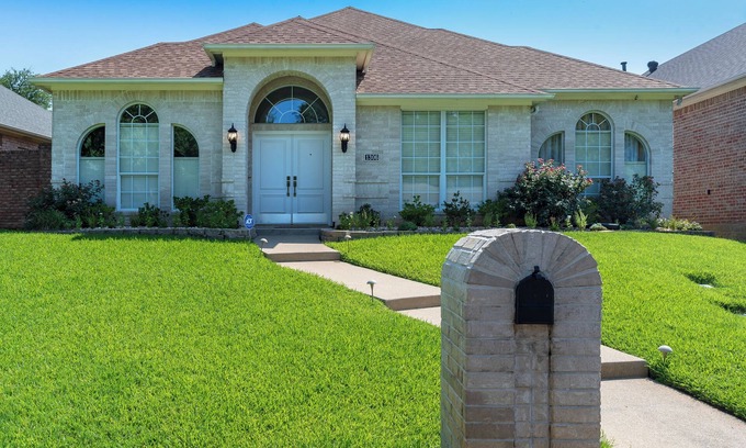 Longview House | Fully furnished and tastefully decorated with you in mind.