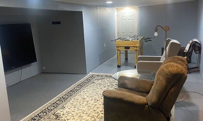 Quincy House | Fully furnished, Charming & Spacious 3-bedroom house in a Quiet Cul-de-Sac!