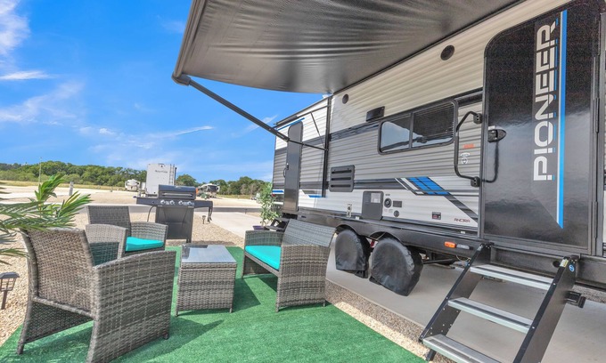 Comfort House | Fully furnished cozy RV in Comfort TX, Sleeps 6, lower weekly and monthly rates.