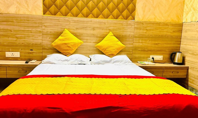 Jaipur District Hotel | Fully Furnished - Netflix, Rain Shower, Peace-103