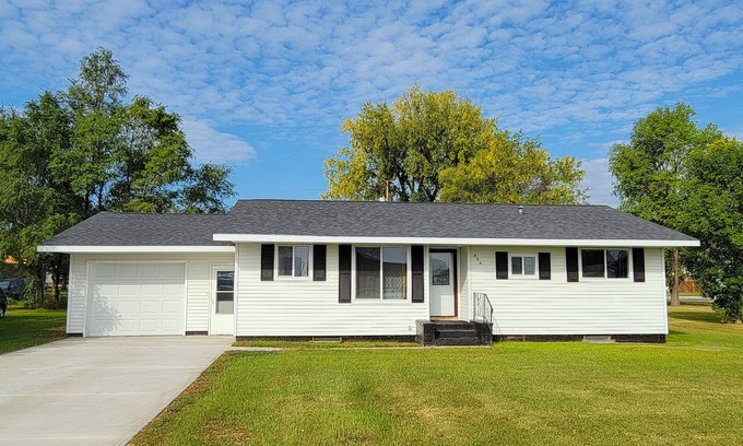LaMoure House | Fully furnished, newly remodeled house with heated attached garage.