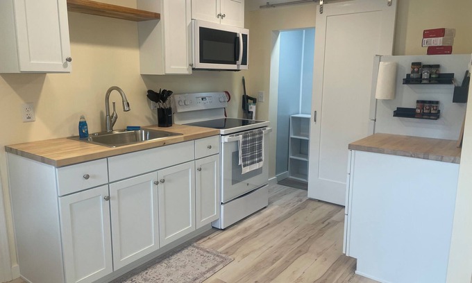 Florence Apartment | Fully furnished studio apartment in Pittsford, small dog approved