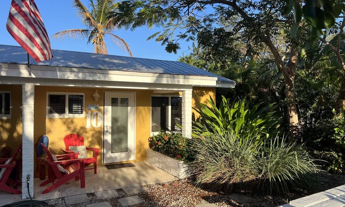 Marathon Apartment | Fully furnished studio, 50 yards from ocean, shared pool, fishing-jetty