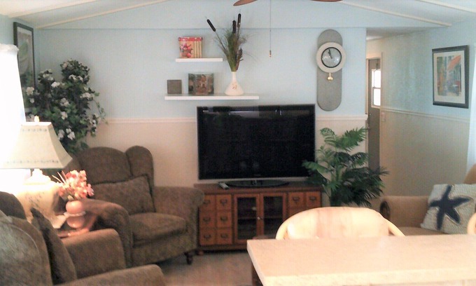 New Port Richey East House | Fully furnished warm Florida retreat in a quiet park close to Florida Fun spots