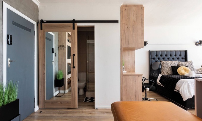 Three Anchor Bay Apartment | Fully Kitted Bachelor Apartment With Sea Views