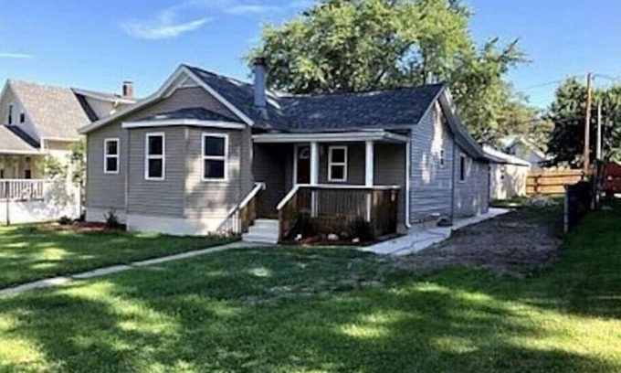 Cedar Rapids House | Fully Remodeled 3 bd Home! Quiet Safe Neighborhood