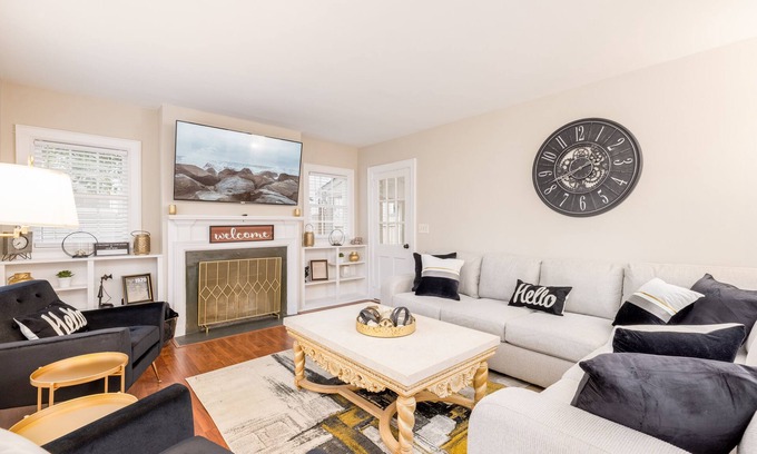 High Point House | Fully Renovated 5BR Historic Retreat - Walk to High Point U & Market - Sleeps 14