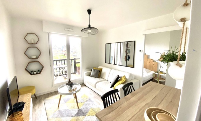 Cabourg Apartment | Fully renovated apartment with direct sea access (100m) 2nd floor elevator