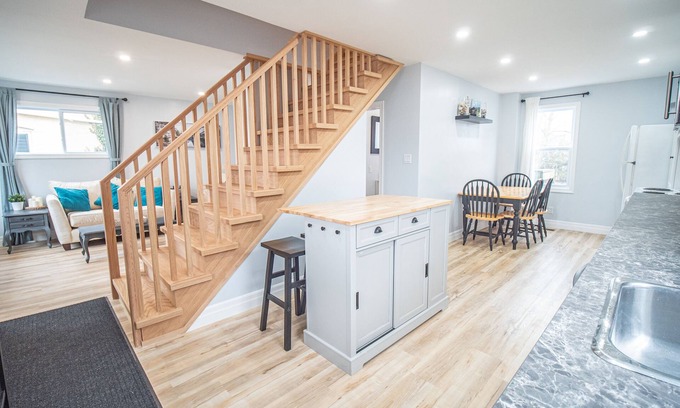 Kincardine Cottage | Fully Renovated Cottage on Queen, 3min walk from Beach and Downtown Adventures!