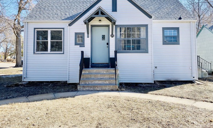 Ogallala House | Fully Renovated Home 3 Blocks to Main Street, 10 Minutes to Lake Mac!