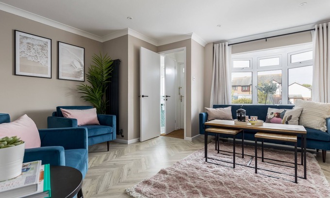 Poole House | FULLY RENOVATED HOUSE WITH HOT TUB and SEA VIEW