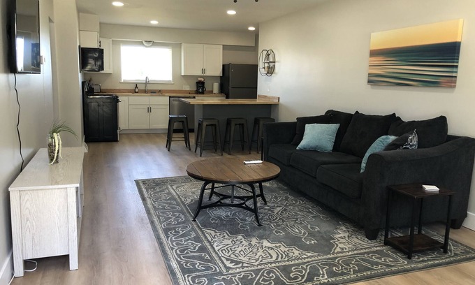 Acme House | Fully Renovated Peek-A-Boo Bayview Duplex-10 minuets from Downtown Traverse City