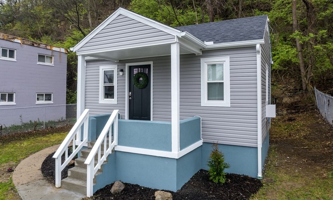 Mount Auburn House | Fully Renovated Tiny Gem ~ Mins to Downtown ~ Yard