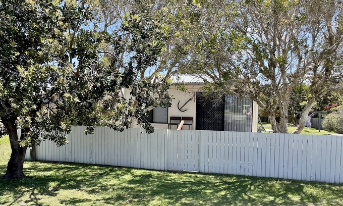Brooms Head House | Fully renovated traditional beach cottage opposite ocean