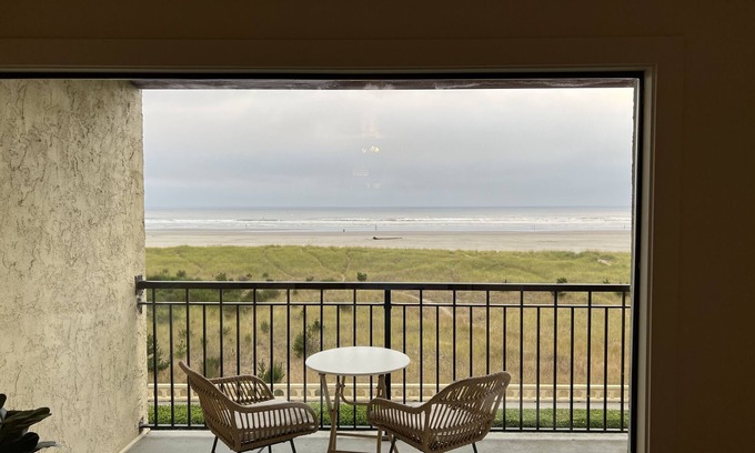 Seaside Condo | Fully updated 1 bedroom Oceanfront luxury Condo that sleeps 6