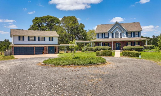 Clodine Villa | Fulshear Vacation Rental with Guest House and Deck!