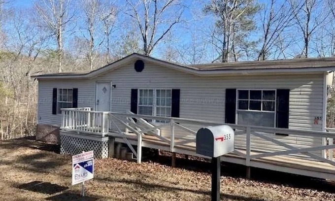 Houston House | Fun & Affordable on Smith Lake