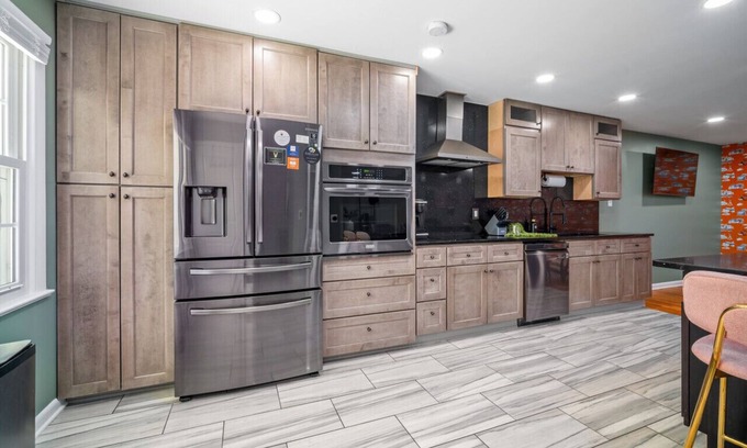 Silver Spring Apartment | Fun Cozy Barnyard Chic 3Bedroom Silver Spring Home