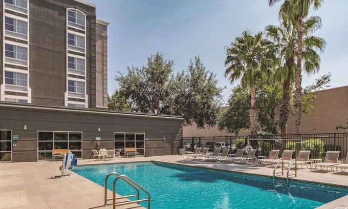 Arsenal House | Fun Days Ahead! 3 Units w/ FREE Bfast & Parking, Pool, Minutes to Wax Museum!