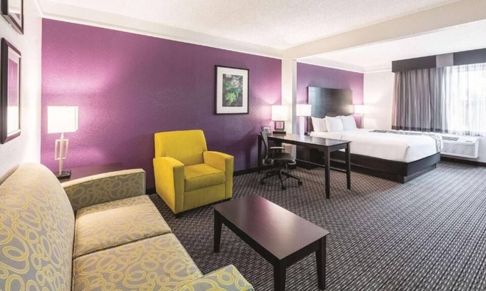 Arsenal House | Fun-filled Stay! 3 Convenient Units, Onsite Pool w/ FREE Breakfast, The Alamo!