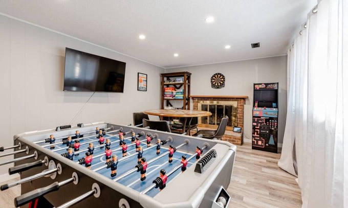 Park East House | Fun~Game Room ~ 5 min Drive to College~Family