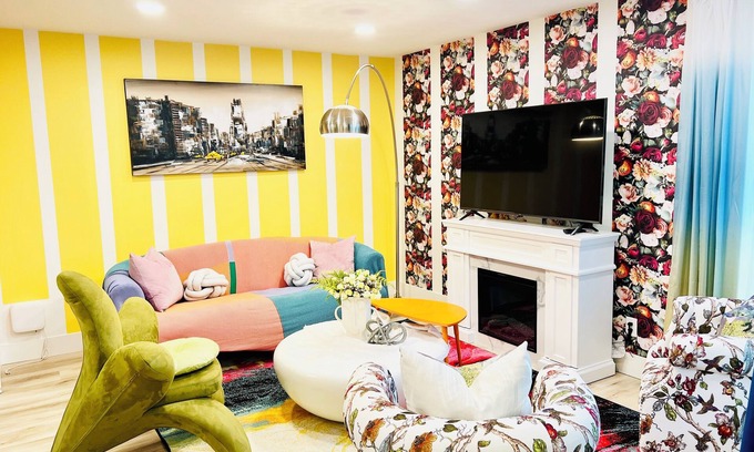 Southwest Edmonton House | Fun Group Stay - A/C - 5 Mins to WEM - King Bed - Sleep16 - Crib