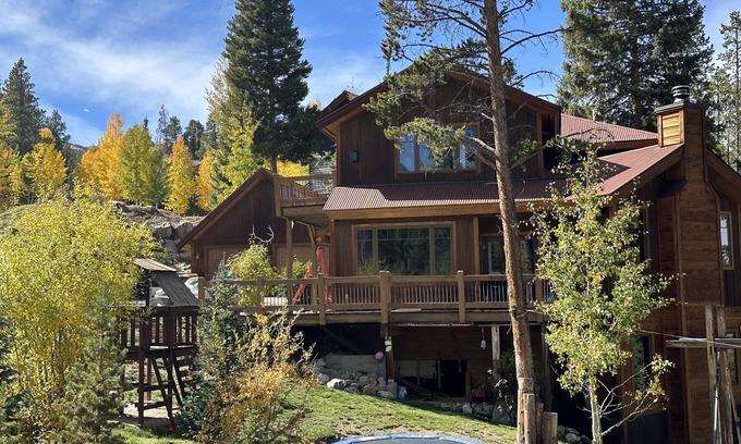 Warrior's Mark West House | Fun home,zipline,tramp,trail access,hot-tub,mtn views,kid&pet👍town skihill close
