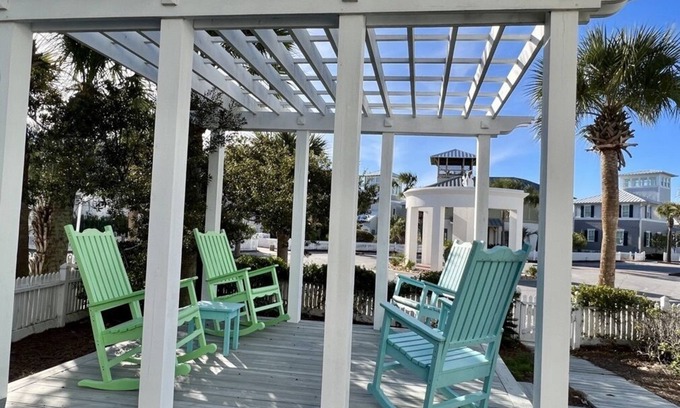 Sunnyside Cottage | Fun in the Sun: 2 Bedroom Cottage Carillon Beach FUN IN THE SUN