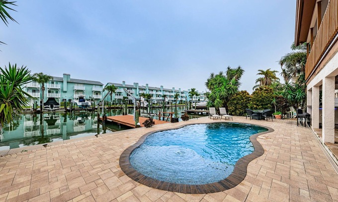 Independence Square House | Fun on the rocks! Waterfront|HeatedPool/Foosball