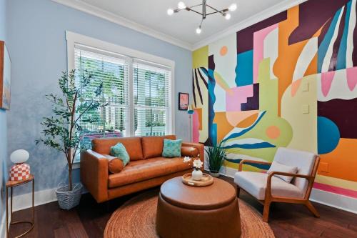 Dixon Park Apartment | Fun & Renovated Artsy Downtown Apt Dog Friendly with Fully Fenced Backyard and Private Parking