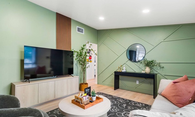 Southwest Anaheim House | Fun Retreat near Disney - Game room - King bed