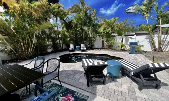 Fairoaks Manhattan Manor House | Fun, Trendy, Tropical 3/2 Pool Home in South Tampa! Close to everything!