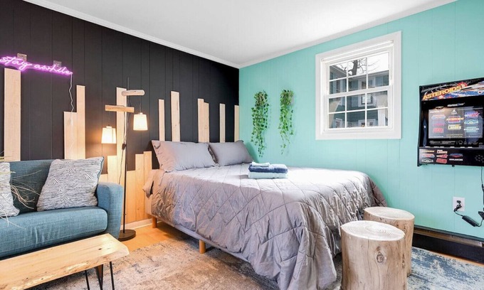 Old Orchard Beach Apartment | Fun Vibes Motel Suite - Trendy Beach Haven