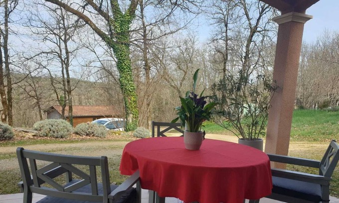 Saint-Vincent-sur-l'Isle Apartment | Furnished studio for rent surrounded by greenery for 1 or 2 people max.