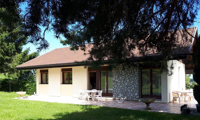 Amancy House | Furnisched house in a wooded garden
