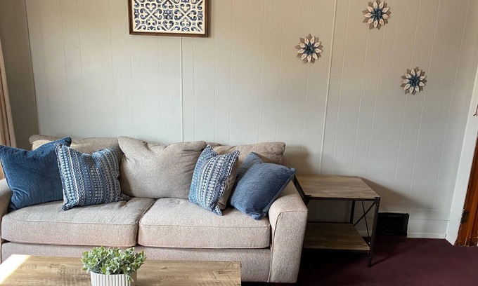 Quincy Apartment | Furnished 2 Bedroom Apartment Centrally Located