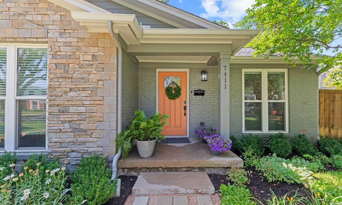 Dallas House | Furnished 2 BR Home in the Bird Streets, Dallas, TX - Eclipse Special