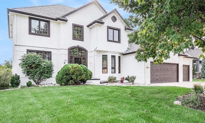 Omaha Villa | Furnished 5 BR Executive Rental
