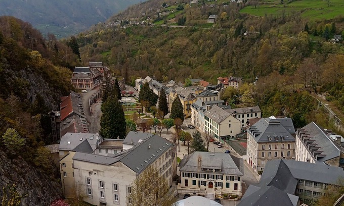 Eaux-Bonnes Apartment | Furnished 6/8-person ground-floor apartment in Eaux-Bonnes, Ossau valley