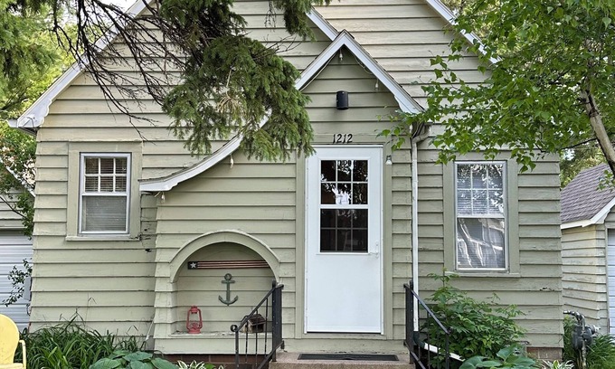 Clear Lake Cottage | Furnished Cottage by the Lake! Great location, short or long-term stays welcome!