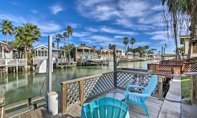 Port Isabel Cottage | Furnished Deck: Waterfront Port Isabel Cottage!