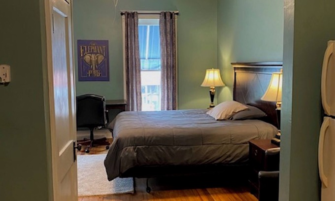 Hannibal Apartment | Furnished efficiency for healthcare workers and executives in historic downtown.