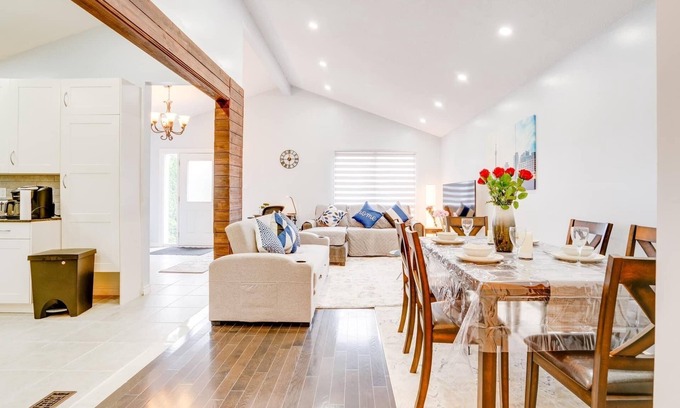 Pickering House | Furnished Family Home ★ KING BED ★ Parking ★ BBQ ★ Backyard ★ Discounted Price