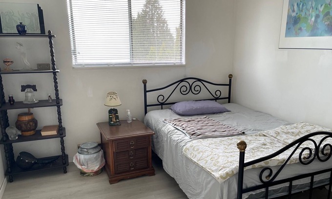 Gibsons House | Furnished whole house 5 bedrooms and 2.5 bathrooms for rent