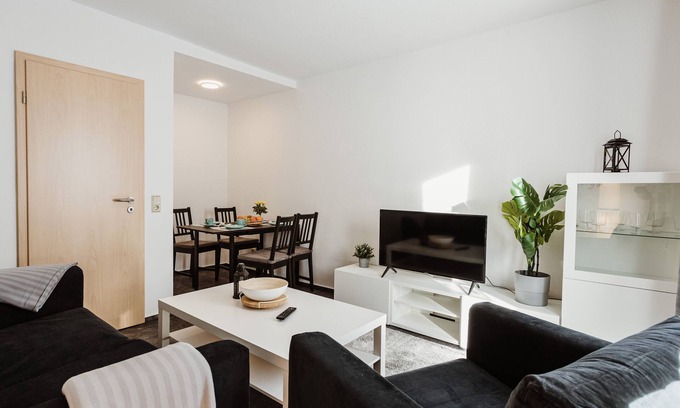 Rotacker Apartment | FW 2 mit 2 Schlafzimmern & Terrasse - Rebentisch - Hotel Ferienwohnungen Restaurant