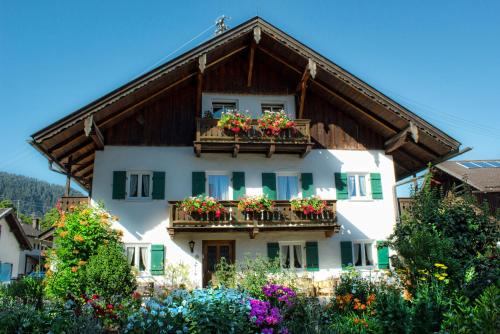 Farchant Apartment | Gästehaus Marianne - Ferienwohnung