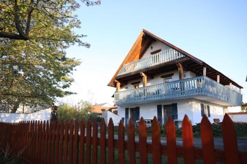Frensdorf Apartment | Gästehaus Roensch