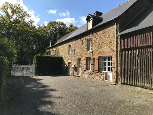 Saint-Ouen-La-Rouerie House | Gîte 10 personnes au cœur du château et de nombreux animaux