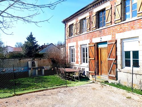 Ecury-sur-Coole Apartment | Gîte au calme de la campagne, jardin, billard, parking