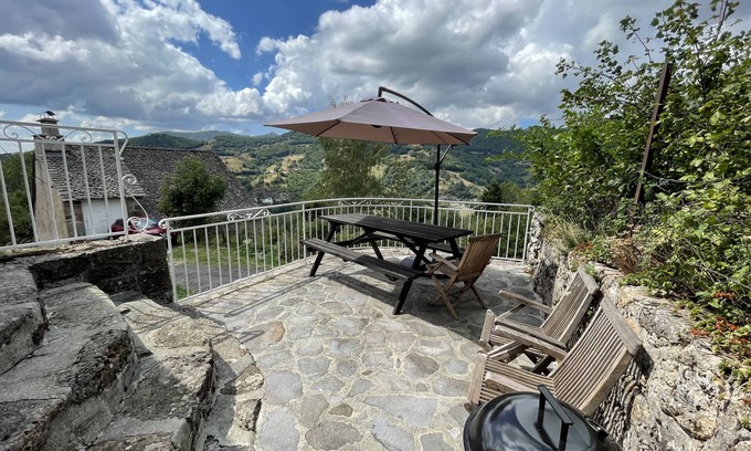 Saint-Jacques-des-Blats Ski Chalet | Gîte aux gardes - aux pieds des montagnes